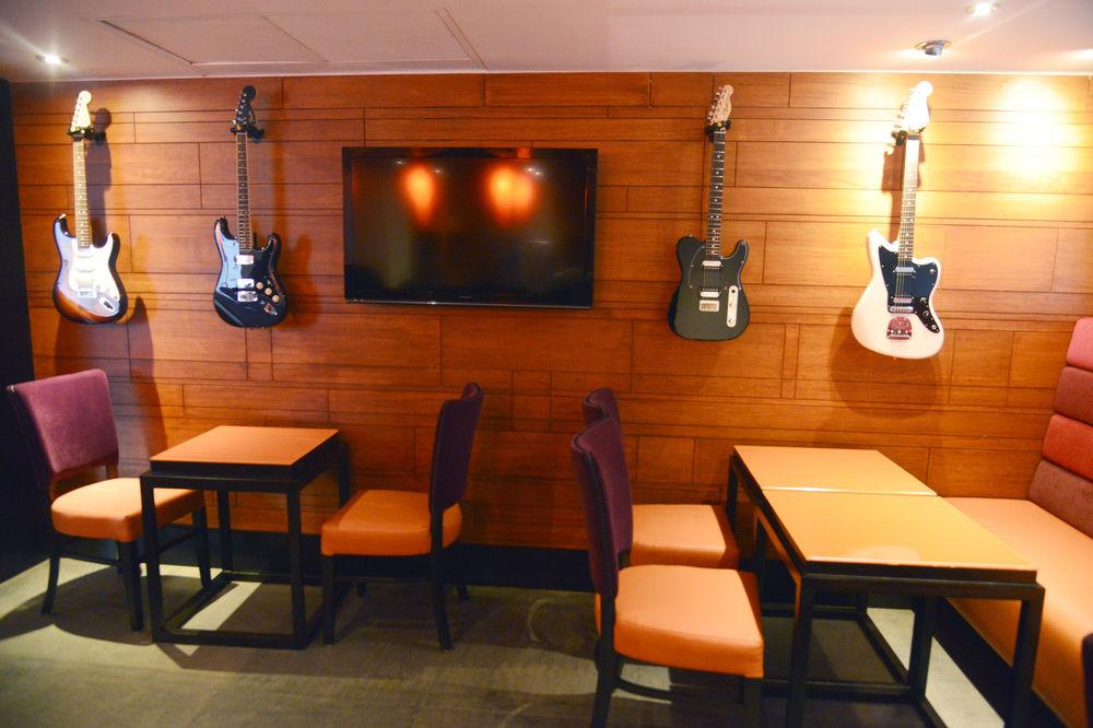 Hard Rock Hotel Goa Calangute Exterior foto The interior of a typical Hard Rock Cafe
