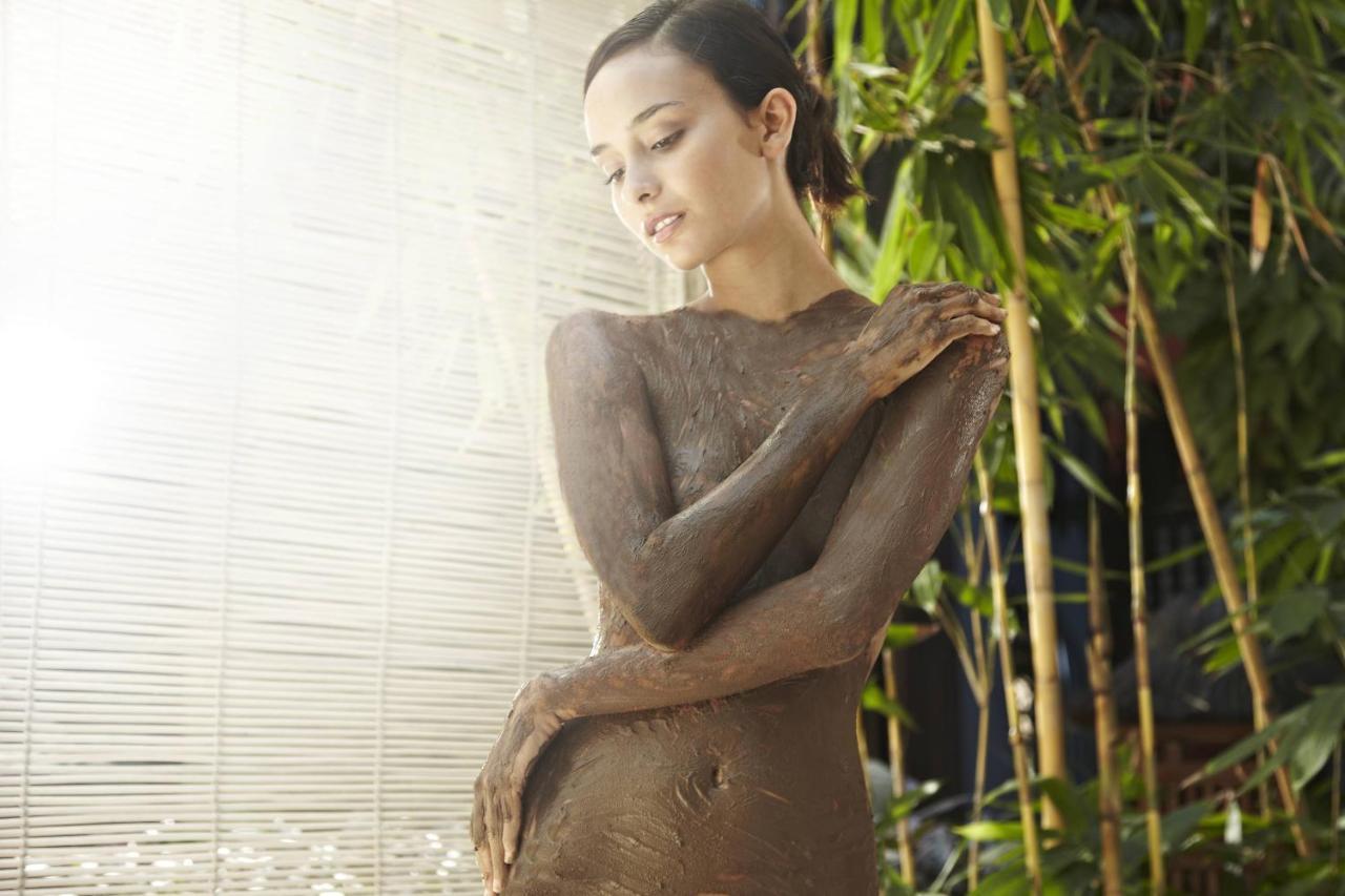Hard Rock Hotel Goa Calangute Exterior foto A woman with mud on her body