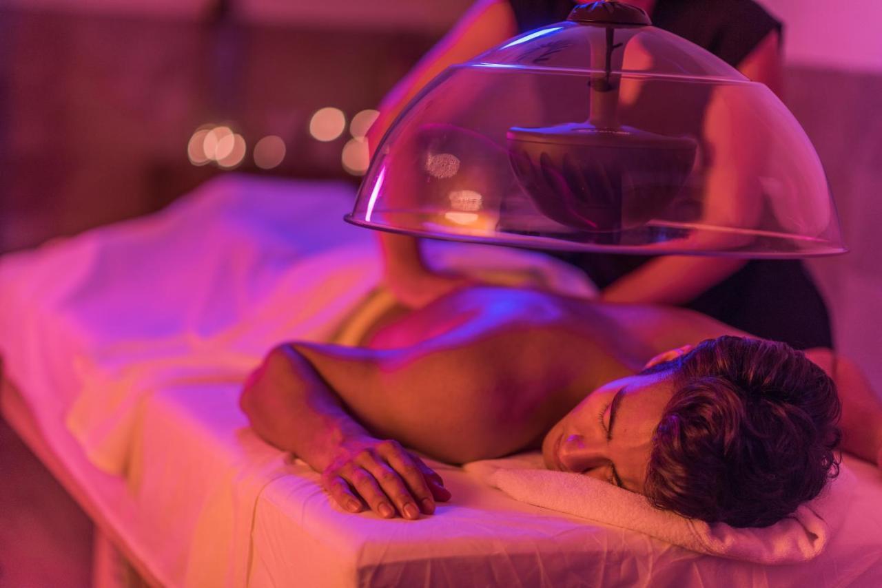 Hard Rock Hotel Goa Calangute Exterior foto A patient receiving a cupping treatment