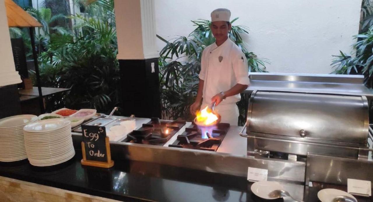 Hard Rock Hotel Goa Calangute Exterior foto A chef cooking with a blowtorch